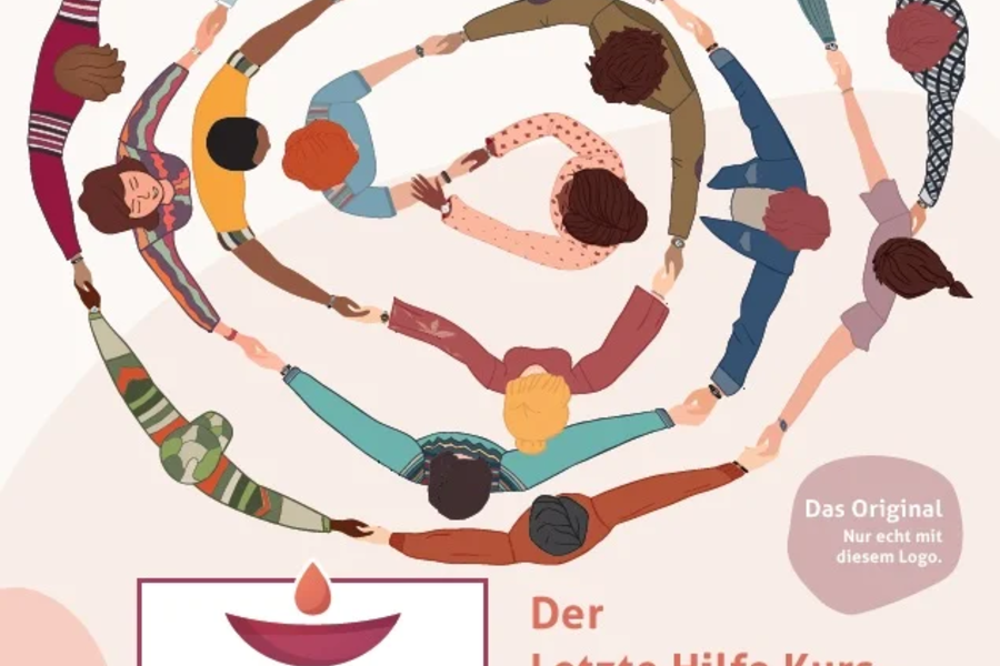 Menschen halten sich an den Händen und bilden eine Spirale von außen nach innen. Text: 'Der Letzte Hilfe Kurs. Am Ende wissen, wie es geht. Wir vermitteln das kleine 1x1 der Sterbebegleitung.' Logo mit brennender Kerze und Schrift 'Letzte Hilfe'.