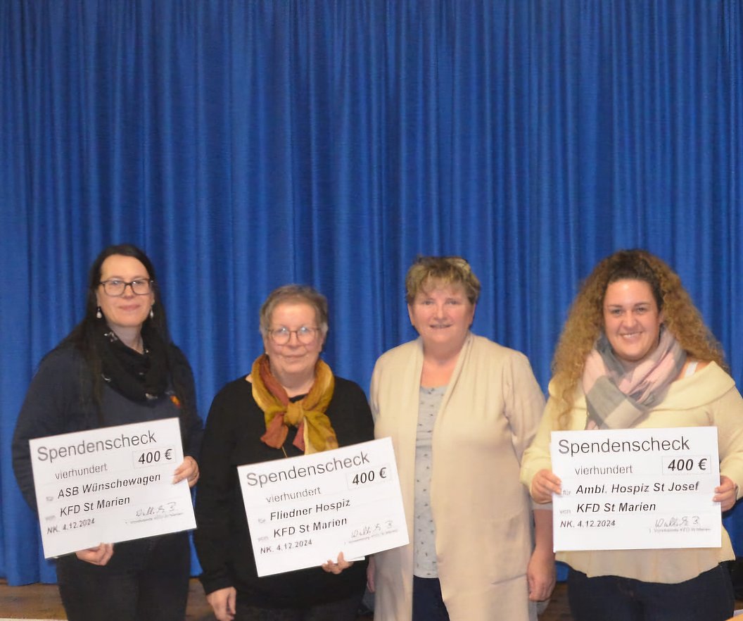 Vier Frauen stehen nebeneinander vor einem blauen Vorhang, drei halten Spendenschecks über 400 Euro mit verschiedenen Empfängern und Daten.