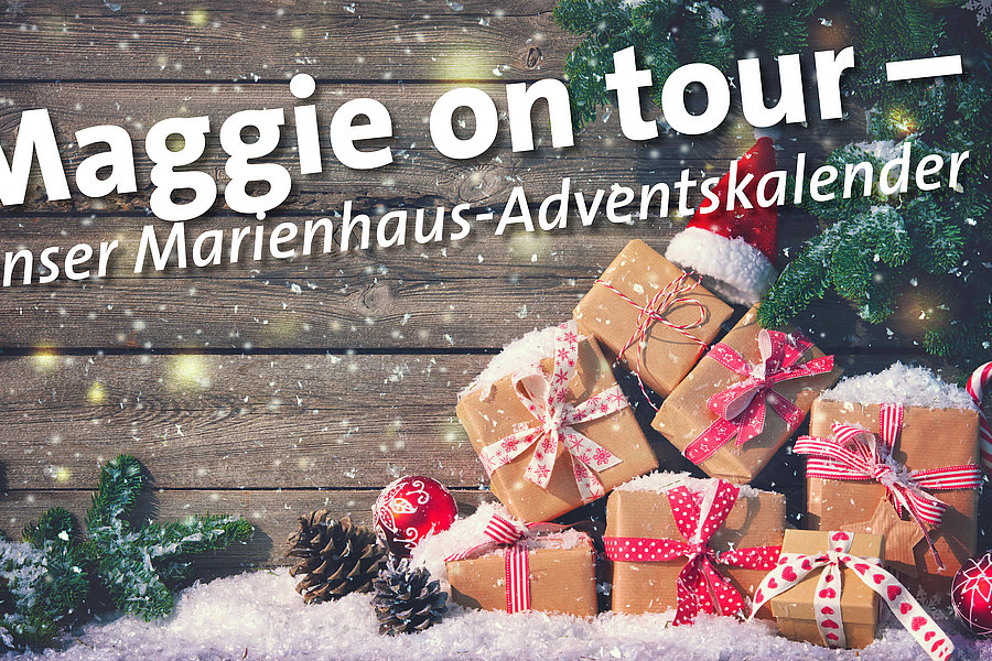 Weihnachtliche Szene mit einem Stapel Geschenken, Tannenzweigen, Zapfen und Schneeflocken vor einer Holzlattenwand, darüber der Text 'Maggie on tour – unser Marienhaus-Adventskalender'.