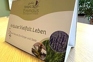 Kalender "Kräuter.Vielfalt.Leben" mit Bildern von Kräutern für Körper und Seele.