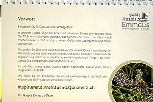 Textseite mit Vorwort zum Hospiz Emmaus und einem Foto von Lavendelblüten