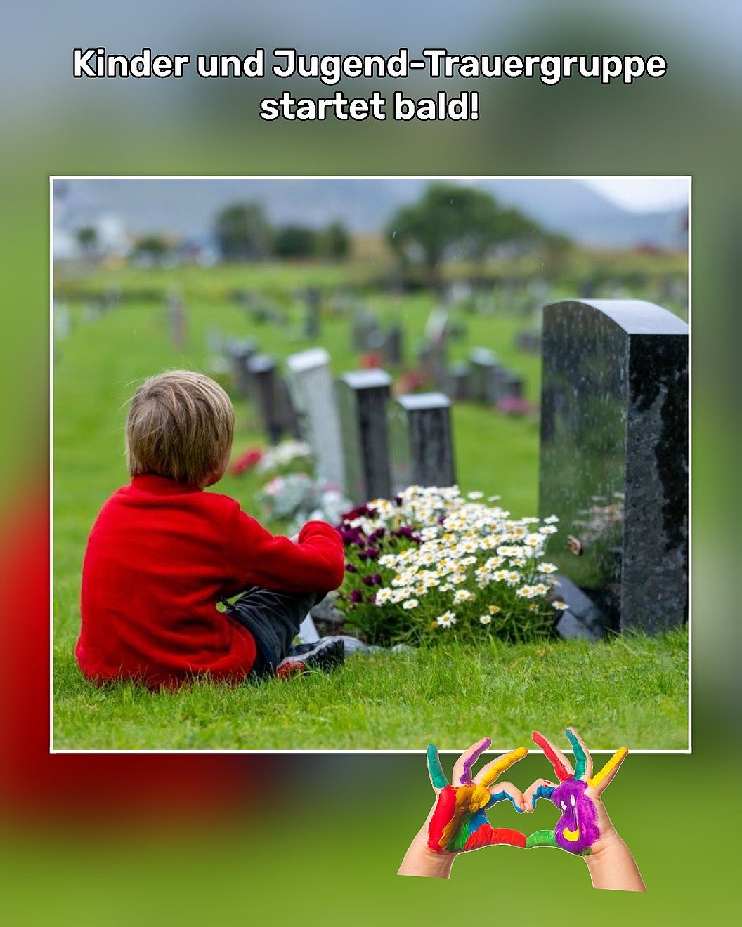 Kind sitzt auf einer Wiese vor einem Grabstein auf einem Friedhof, umgeben von Blumen.