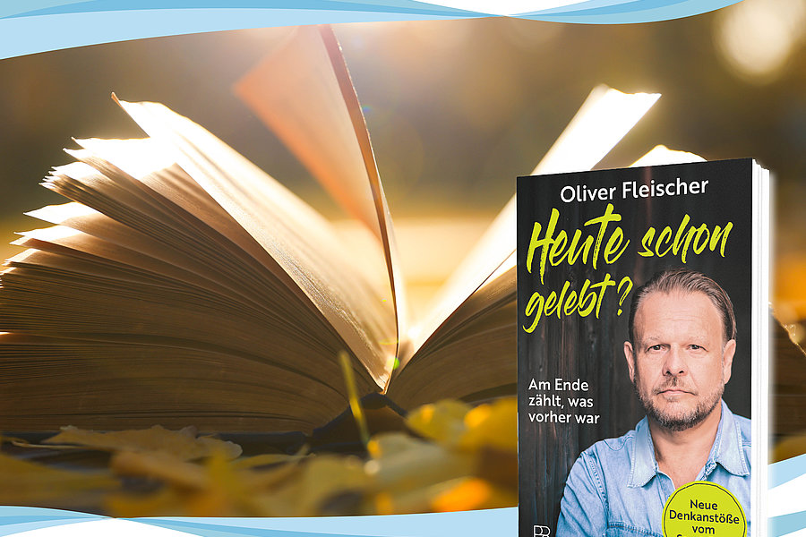 Aufgeschlagenes Buch mit sich bewegenden Seiten und Buchcover von Oliver Fleischer mit dem Titel 'Heute schon gelebt'