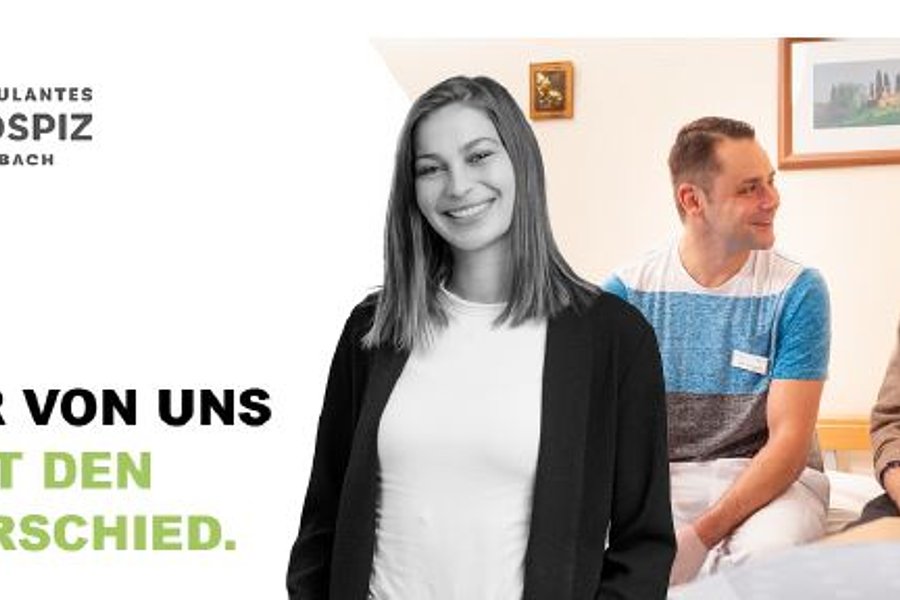 Eine Person mit langen, glatten Haaren trägt ein schwarzes Oberteil und steht links. Im Hintergrund sitzen zwei Männer, einer in einem karierten Hemd und der andere in einem grauen Pullover, in einem hellen Raum. Text auf der linken Seite: 'JEDER VON UNS MACHT DEN UNTERSCHIED.'