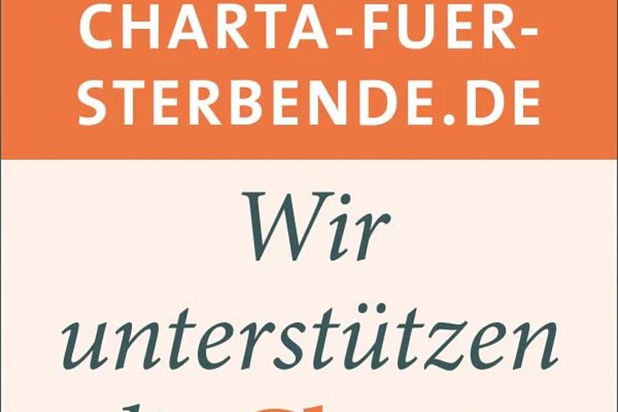 Text mit der Webadresse 'www.charta-fuer-sterbende.de' und dem Satz 'Wir unterstützen die Charta' auf orange-weißem Hintergrund