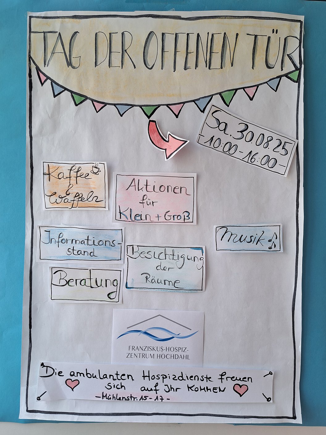 Plakat mit der Überschrift 'TAG DER OFFENEN TÜR', Datum 'Sa. 30 08 25 10.00-16.00', Angeboten wie Kaffee und Waffeln, Aktionen für Klein und Groß, Informationsstand, Beratung, Besichtigung der Räume und Musik, unten Logo 'FRANZISKUS-HOSPIZ ZENTRUM HOCHDAHL' und handgeschriebener Text mit Herzsymbolen.