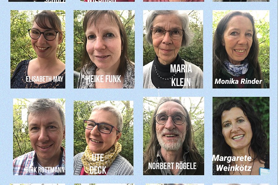 Porträtfotos von Personen mit Namensbeschriftungen darunter, angeordnet in einem Raster vor einem grünen Hintergrund.