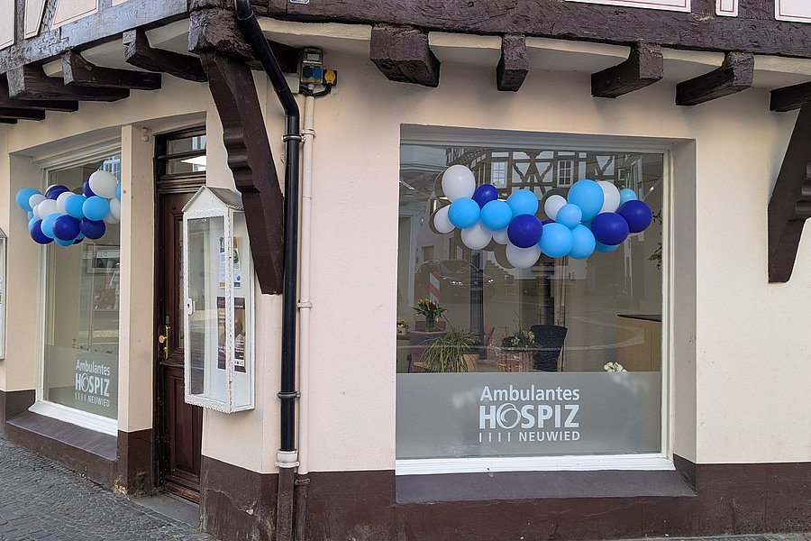 Fenster eines ambulanten Hospizes in Neuwied mit blauen und weißen Luftballons als Dekoration