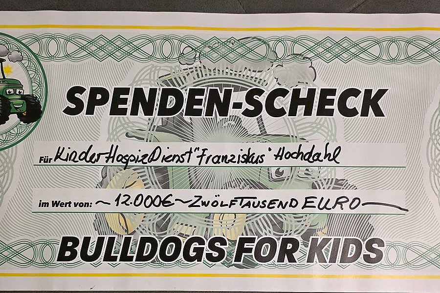 Spenden-Scheck i. W. v. 12.000 €