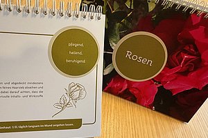 Zwei Spiralbücher mit blühenden Rosen, eines zeigt Anwendungen und Inhaltsstoffe, das andere den Titel 'Rosen'.