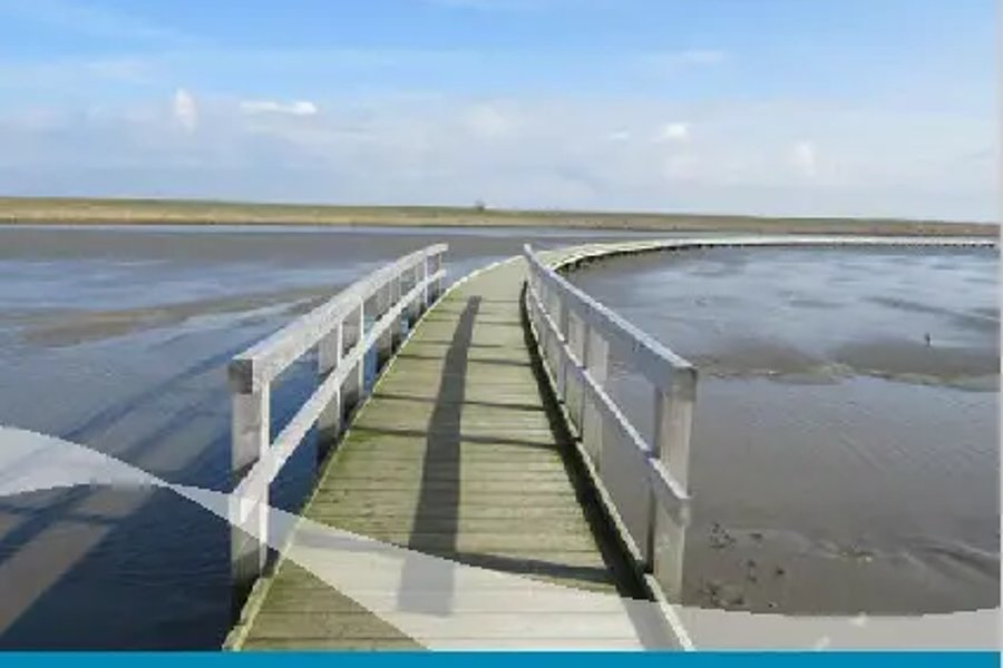 Holzsteg mit Geländer führt über Wattmeer unter blauem Himmel, darunter Text 'Angebot für Trauernde'