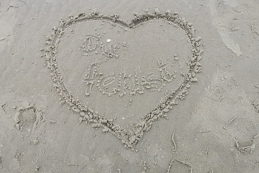 Herz in den Sand gezeichnet mit der Aufschrift 'Du fehlst'