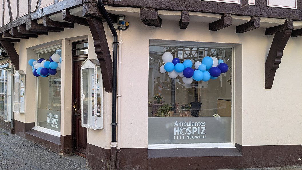 Fenster eines ambulanten Hospizes in Neuwied mit blauen und weißen Luftballons als Dekoration
