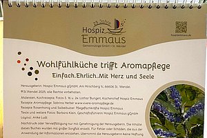 Deckblatt eines Buches mit dem Titel 'Wohlfühlküche trifft Aromapflege Einfach Ehrlich Mit Herz und Seele' und Angaben zu Herausgeber, Rezepten und Layout auf hellbraunem Hintergrund
