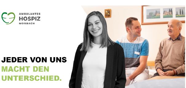 Eine Person mit langen, glatten Haaren trägt ein schwarzes Oberteil und steht links. Im Hintergrund sitzen zwei Männer, einer in einem karierten Hemd und der andere in einem grauen Pullover, in einem hellen Raum. Text auf der linken Seite: 'JEDER VON UNS MACHT DEN UNTERSCHIED.'