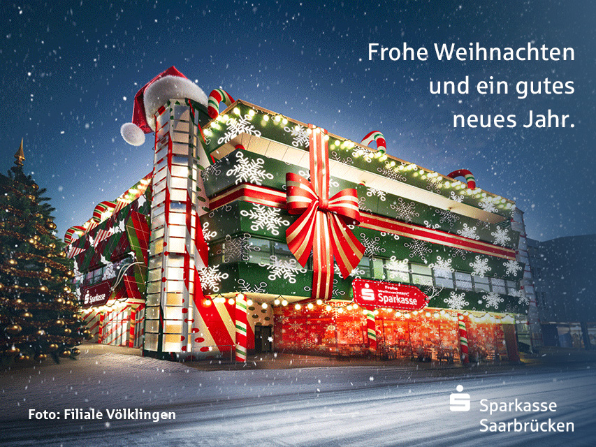 Weihnachtlich geschmücktes Sparkassen-Gebäude mit großen Geschenkband- und Schneeflockendekorationen, Schnee fällt, Text 'Frohe Weihnachten und ein gutes neues Jahr.'